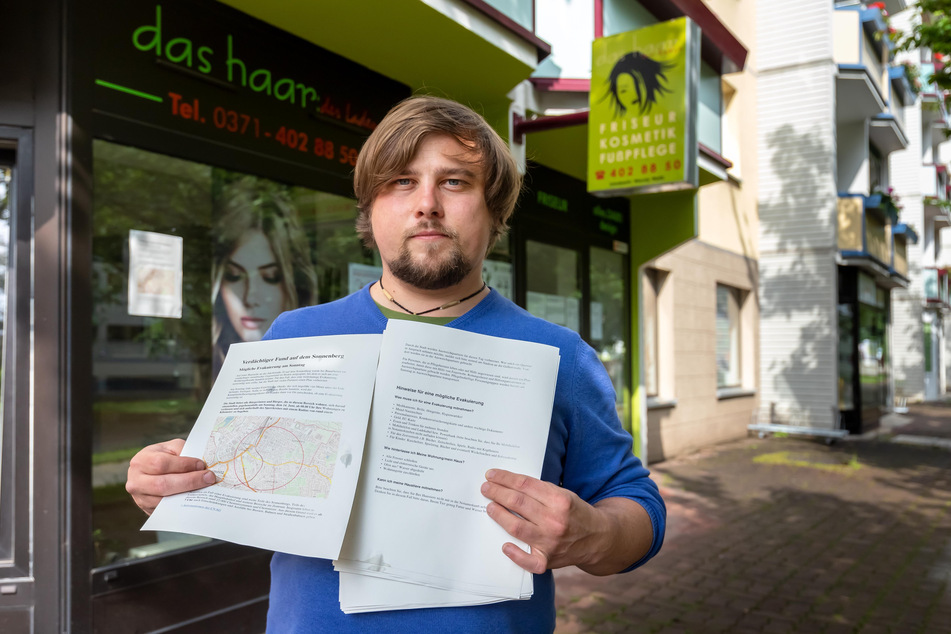 Stadtteilmanager René Bzdok (32) verteilt Info-Zettel zu den geplanten Maßnahmen auf dem Sonnenberg.