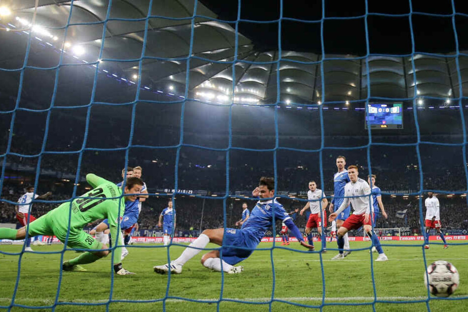 Magdeburgs Torhüter Alexander Brunst und Dennis Erdmann können dem Ball nur noch hinterschauen.