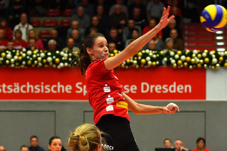 Dresdens Ivana Mdrak, hier im Angriff, ist sehr verlässlich in allen Elementen. Beim 3:1 in Erfurt glänzte sie mit 17 Punkten und einer schönen Aufschlagserie.