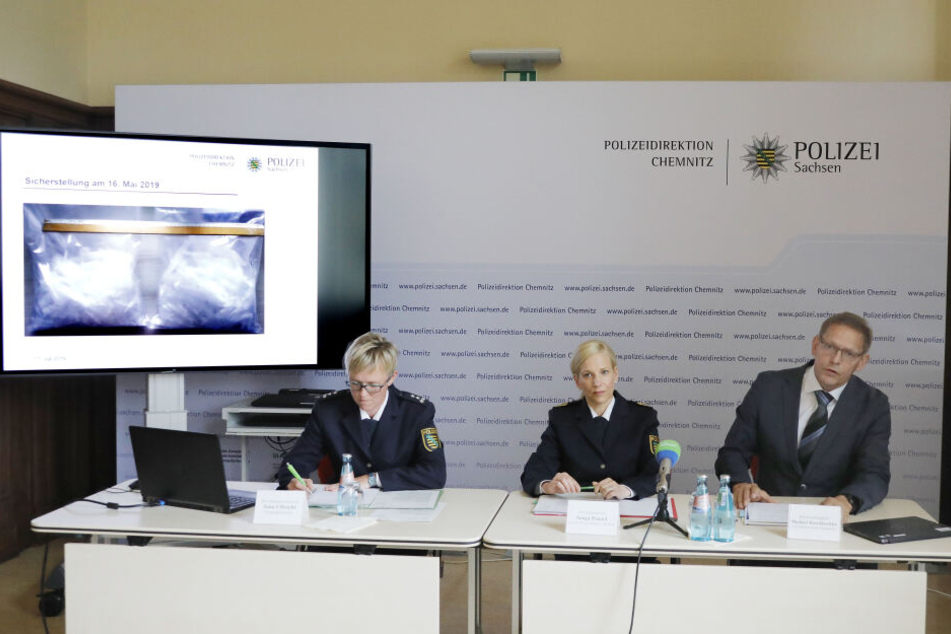 V.l.: Pressesprecherin Jana Ulbricht, Polizeipräsidentin Sonja Penzel und Kriminaldirektor Michael Ruschitschka.