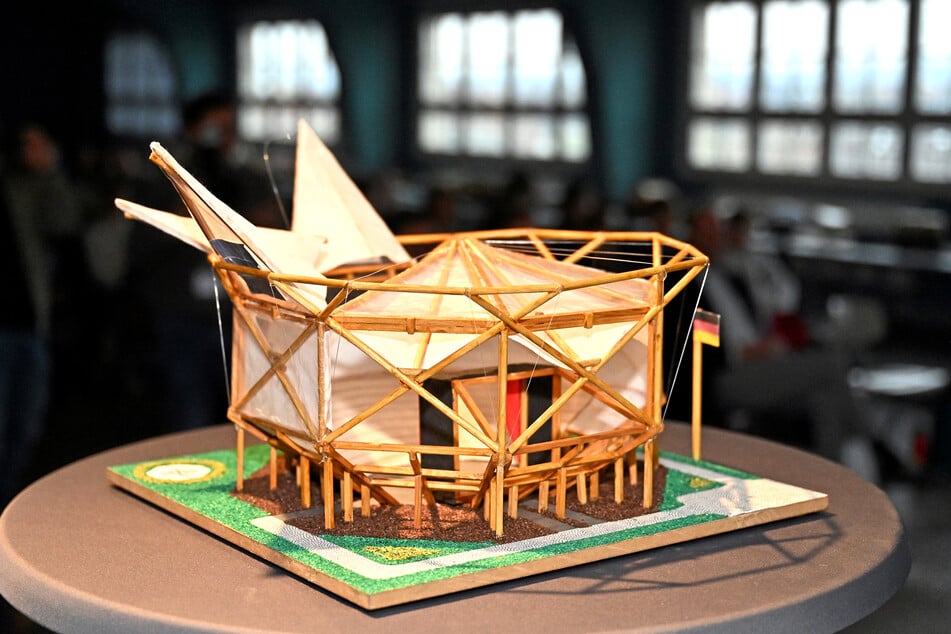 Auch die Meinung der Besucher war gefragt: Das Ausstellungsmodell "Oktagon Arena" zweier Zehntklässler des Freien Evangelischen Limbacher Schulzentrums gewann den Preis als "Publikumsliebling".