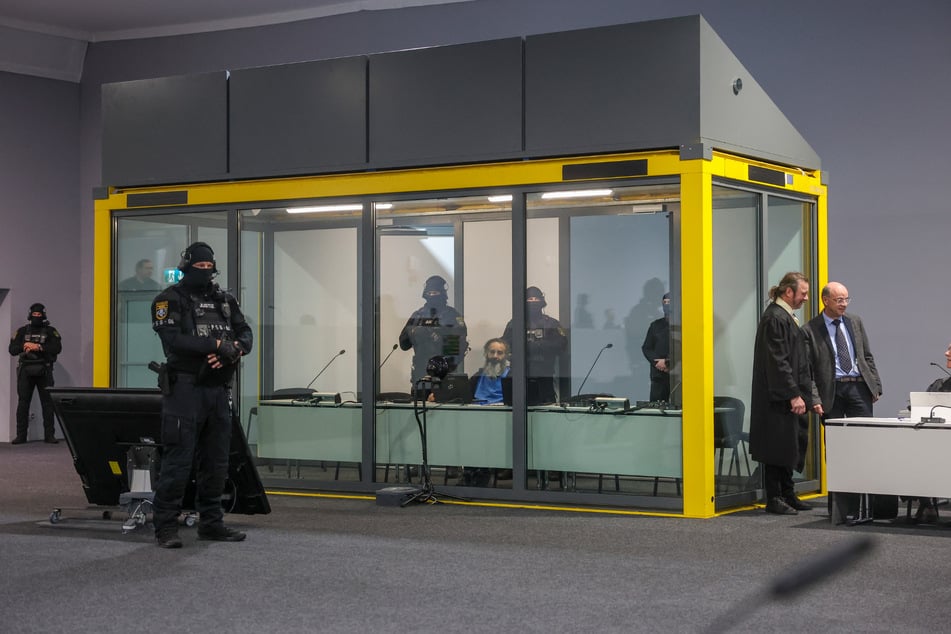 Taleb A. wurde für die Verhandlung in einem Kasten mit Sicherheitsglas platziert.