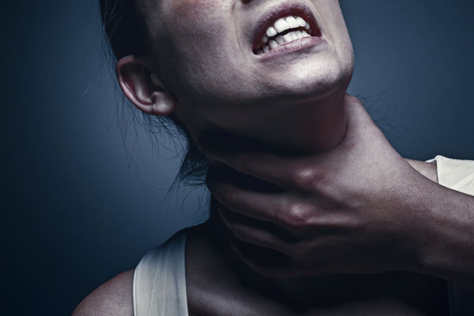 Nach der brutalen Attacke flüchtete der Tatverdächtige mit der Goldkette seines Opfers (Symbolbild).
