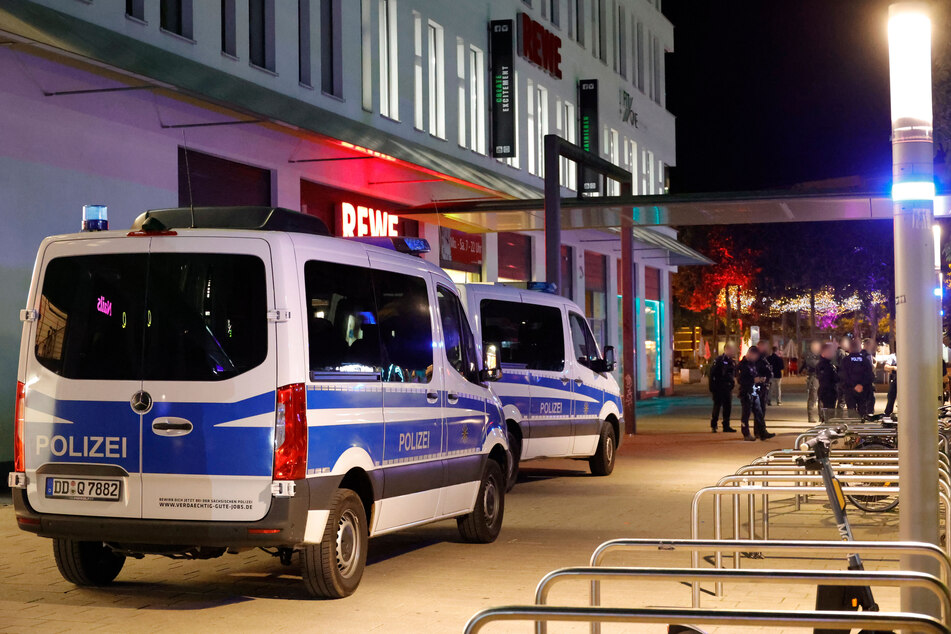 Polizeieinsatz in der Chemnitzer Innenstadt: Am Donnerstagabend wurde ein Mann (20) in der Fußgängerzone "Am Wall" mit einem Messer verletzt.