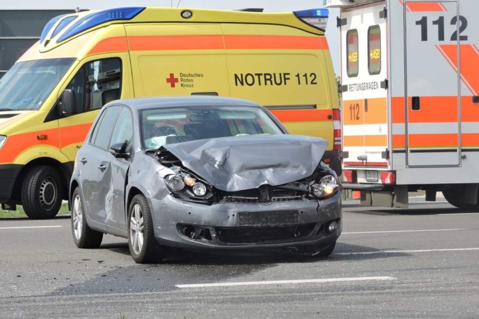 Der offenbar vorfahrtsberechtigte VW Golf stieß mit dem Opel zusammen.