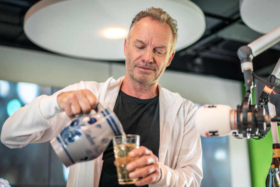 Der Rockstar schenkt sich im Studio des Radiosenders ein Glas Apfelwein ein.
