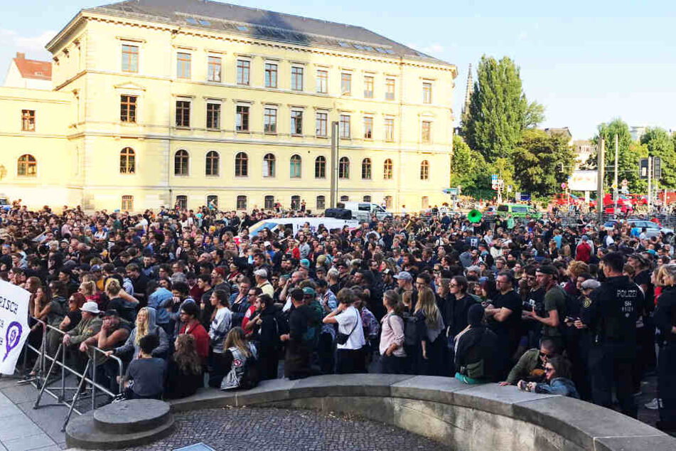 Hunderte Menschen sammelten sich vor dem Verwaltungsgericht - aber nicht, um an der Poggenburg-Kundgebung teilzunehmen!