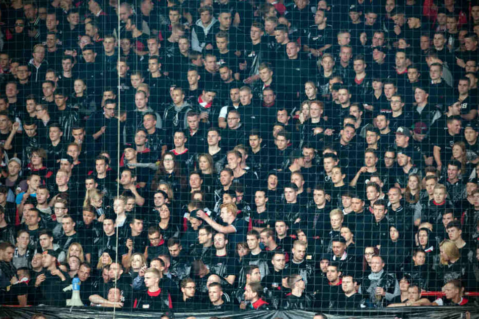 Am 21.09.2014 kleideten sich Fans des 1.FC Union Fans in schwarz, um gegen RB Leipzig zu protestieren.