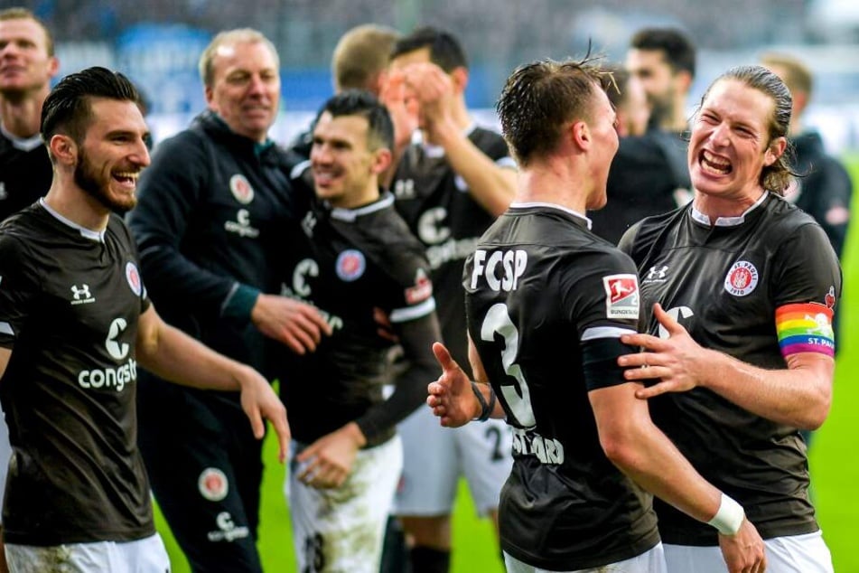 Die Kiezkicker feiern ihren Derbysieg über den HSV.