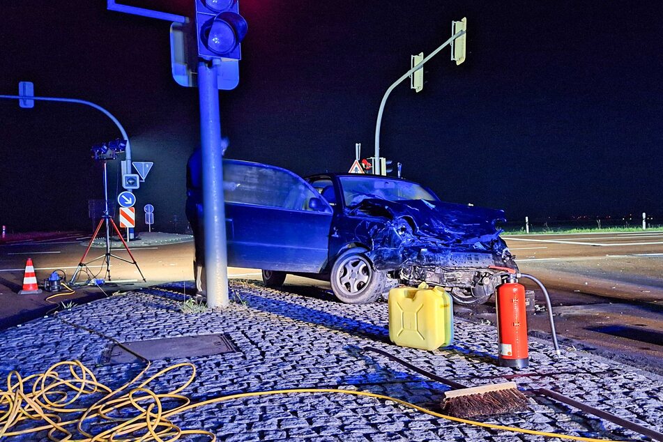 Der VW krachte indes gegen ein Verkehrsschild. Rettungskräfte brachten beide Fahrer ins Krankenhaus.