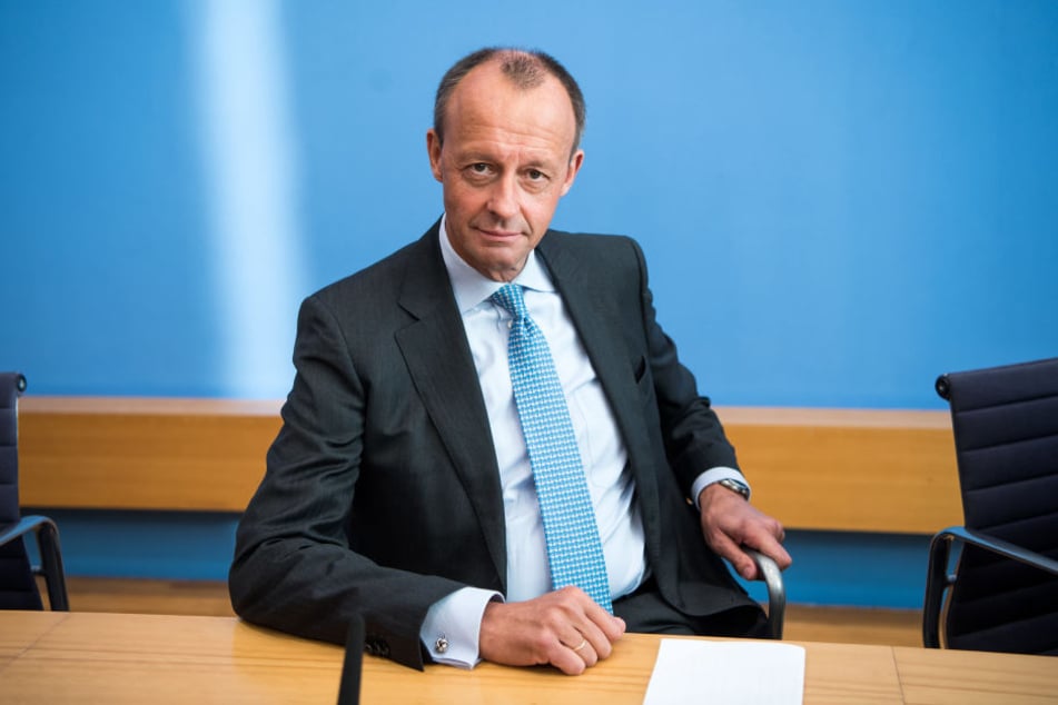 Friedrich Merz hat Kanzlerin Angela Merkel im Falle seiner Wahl zum CDU-Vorsitzenden seine Unterstützung zugesichert.