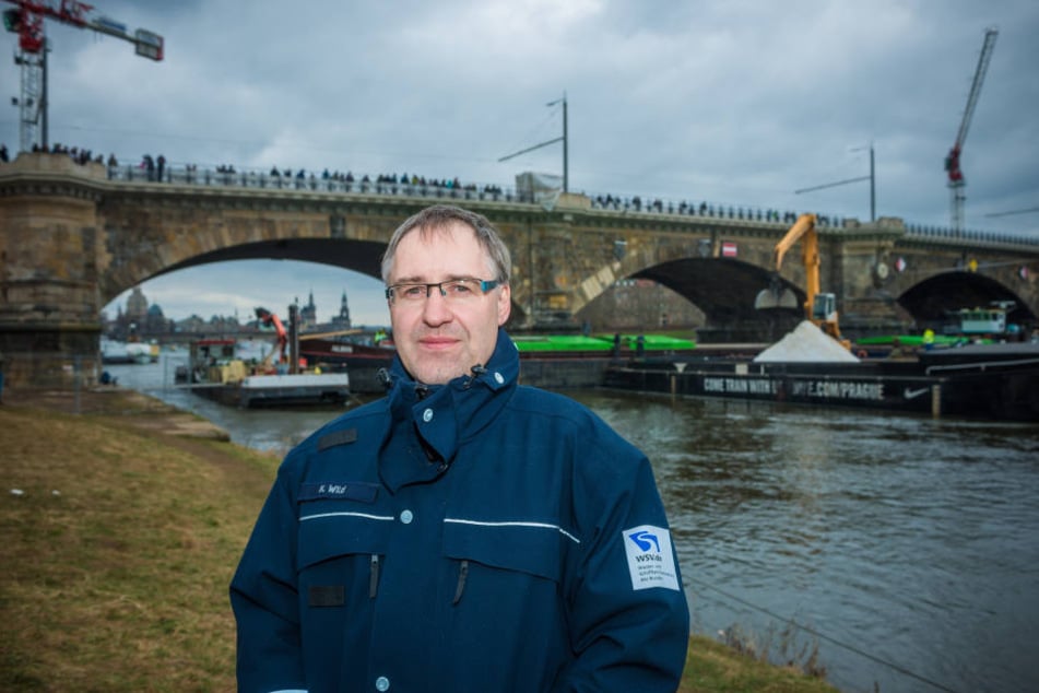 Karsten Wild (43) stellvertretender Amtsleiter des Wasser- und Schifffahrtsamtes in Dresden, bestätigte den Abbruch der Baggerarbeiten am Dienstagmittag.