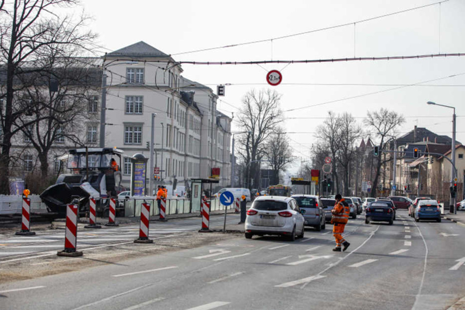 Eigentlich sollten die Fahrbahn-Arbeiten der Königsbrücker Straße bis zum 23. Februar beendet sein.