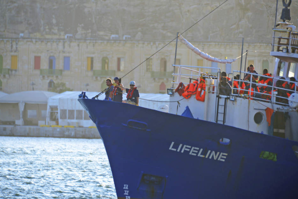 Das Flüchtlings-Rettungsschiff der deutschen Hilfsorganisation "Lifeline" kommt inm Hafen von Valletta an.