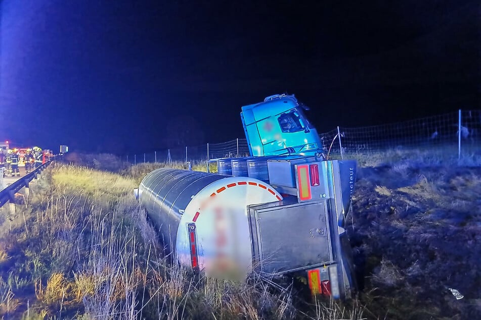 Ein Laster kam am Dienstagabend von der A72 bei Chemnitz ab. Der Fahrer überlebte den Unfall nicht.