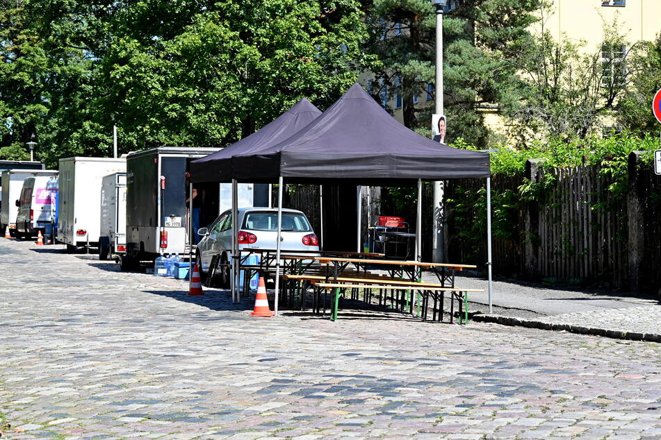 Von der Pausenversorgung bis zum Techniklaster - die Filmcrew parkt auf der Straße am Drehort Jägerstraße.