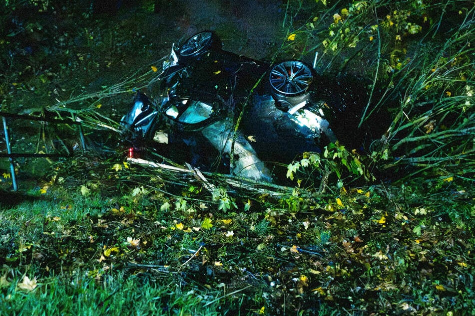 Der Wagen kam beim Unfall auf der A61 in der Nacht zum Sonntag erst am Ende eines Abhangs zum Stillstand.
