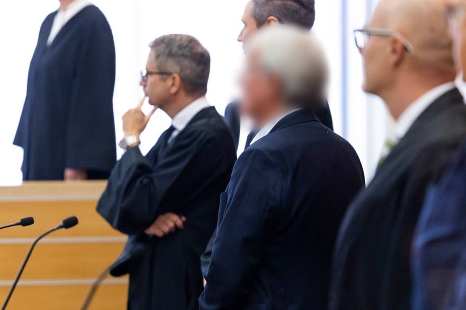 Bei den Beschuldigten handelt es sich um fünf zum Teil ehemalige Mitarbeiter von Volkswagen, denen Betrug und andere Straftaten vorgeworfen werden.