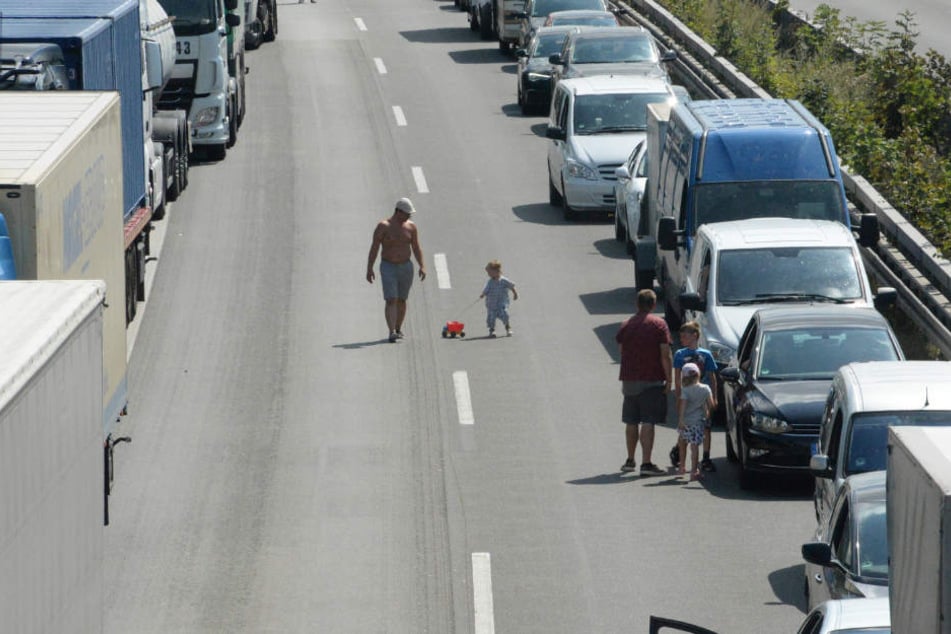 Teilweise spazierten die Autofahrer während des Staus auf der Autobahn rum.