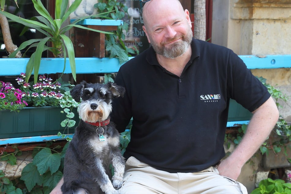 Zwergschnauzer Frieda (4) mit ihrem Herrchen Ralf Liebscher (51) vorm "Saxxim".