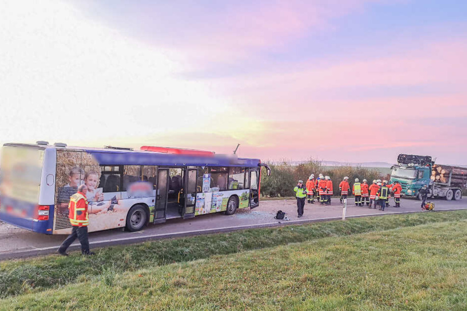 Einsatzkräfte an der Unfallstelle.