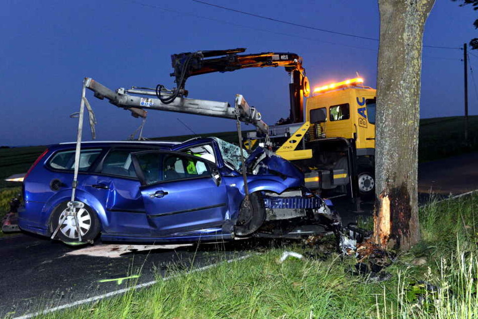 Mit einem Abschleppwagen musste der Ford von der Unfallstelle entfernen.