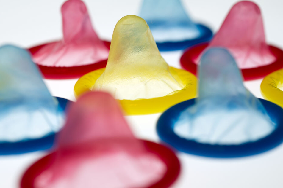 Kondome sind der einzige sichere Schutz vor einer Infektion mit Syphilis. (Archivbild)