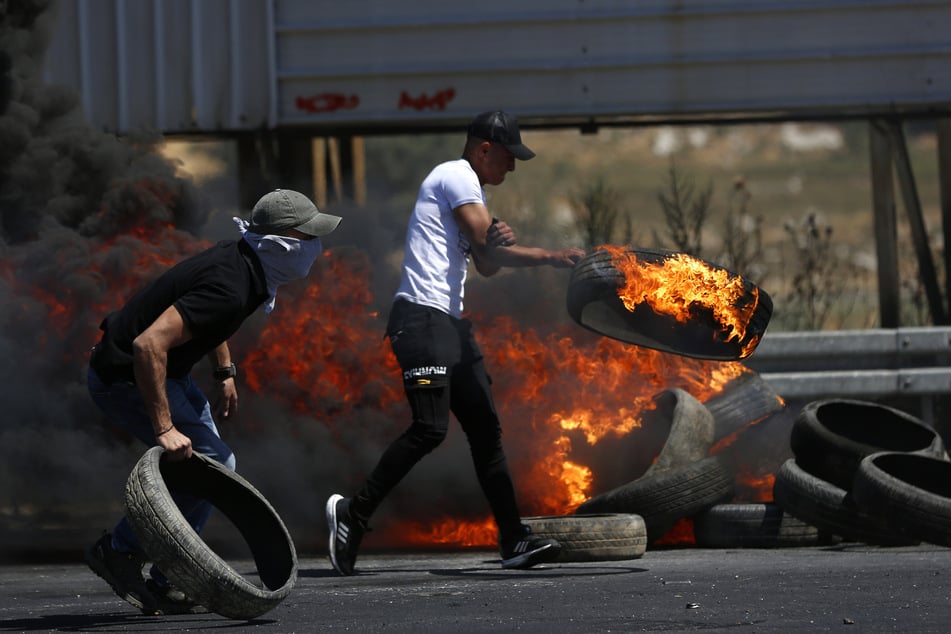 Demonstranten verbrennen Reifen während eines Anti-Israel-Protests am Huwwara-Kontrollpunkt in der Nähe der Westbank-Stadt Nablus.
