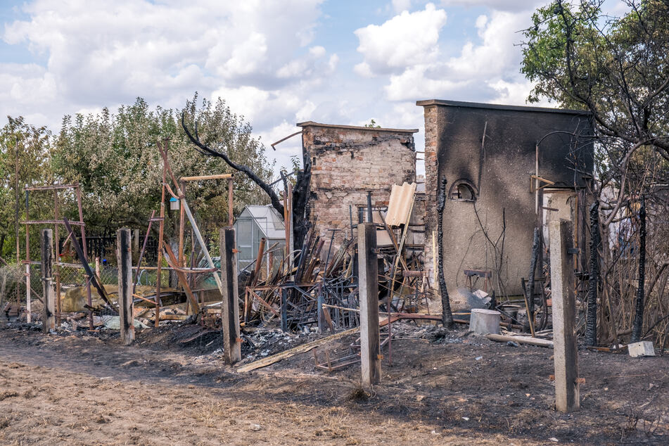 Zahlreiche Gartenlauben sind bei dem Brand am Donnerstag in Leipzig den Flammen zum Opfer gefallen. Der Gesamtschaden konnte bisher nicht beziffert werden.