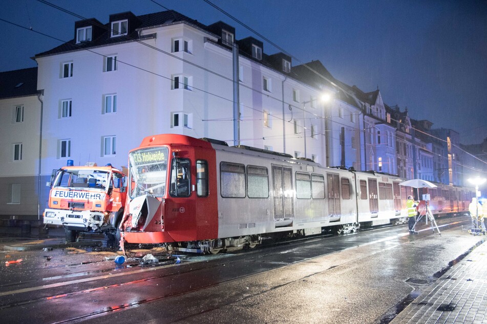 In Köln ist es zu einem schweren Crash zwischen einer Straßenbahn und einem Feuerwehrauto gekommen.