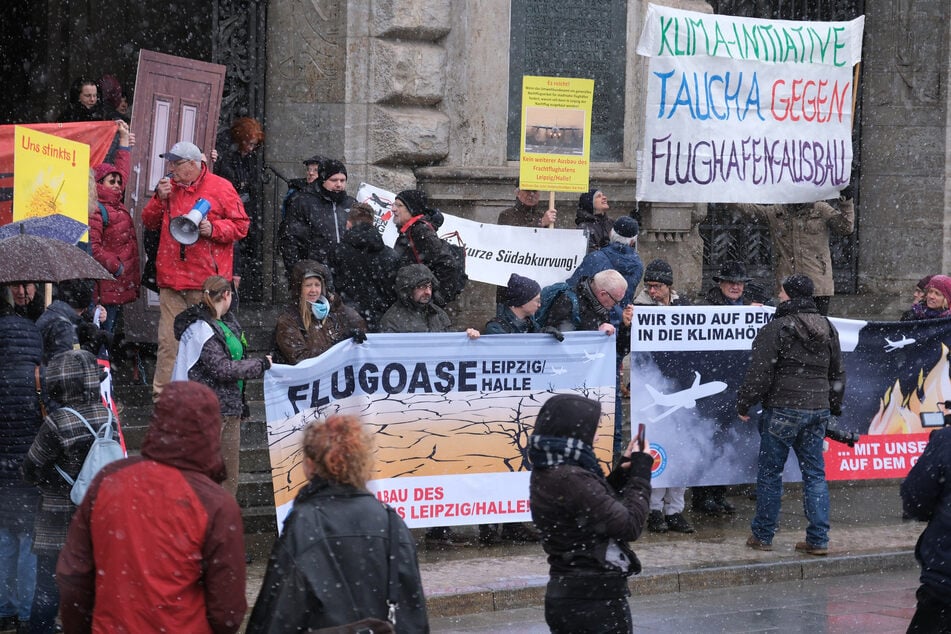 Schon seit Jahren regt sich immer wieder Protest gegen den geplanten Ausbau des Flughafens. (Archivbild)