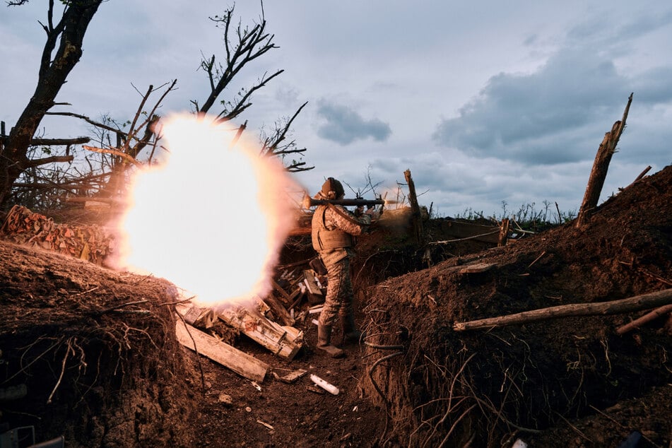 Ein ukrainischer Soldat feuert eine Panzerfaust auf russische Stellungen an der Frontlinie in der Nähe von Awdijiwka in der Region Donezk ab.