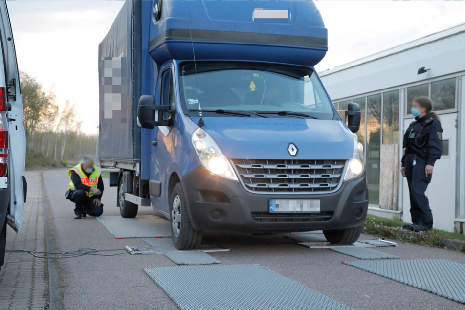 Chemnitz: Polizei kontrolliert Transporter an A4: Fast die Hälfte war überladen
