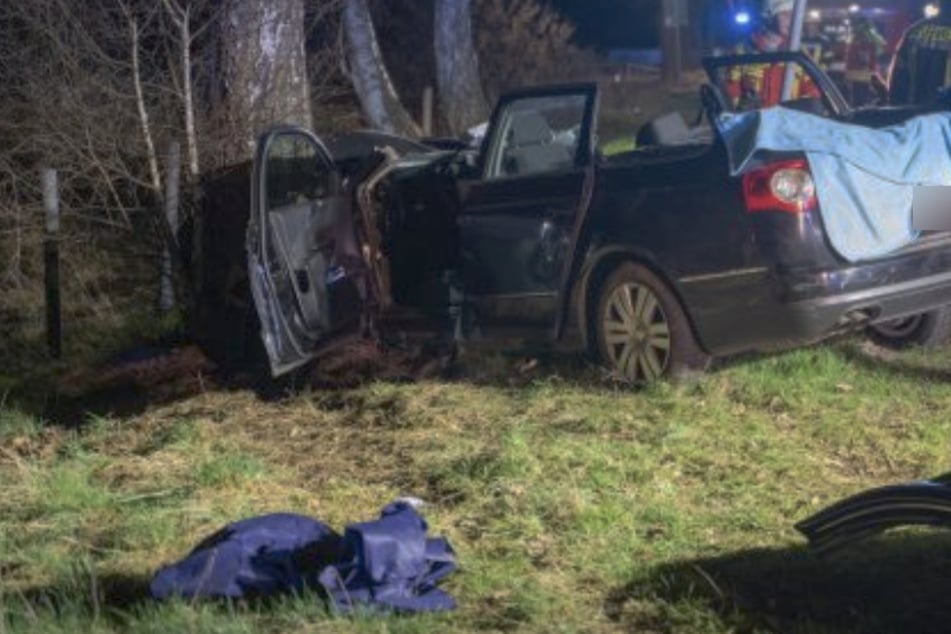 Ohne Führerschein unterwegs: Junger Mann rast gegen Baum, Insassen teils schwer verletzt