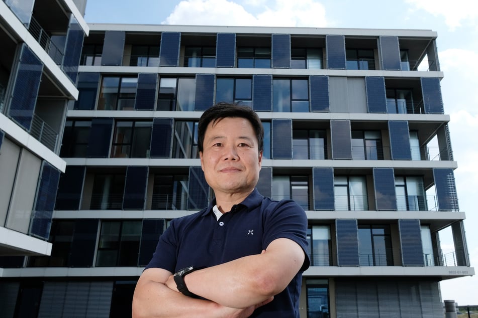 Geschäftsführer Ji-Weon Jeong von Hanwha Q Cells im Unternehmen.