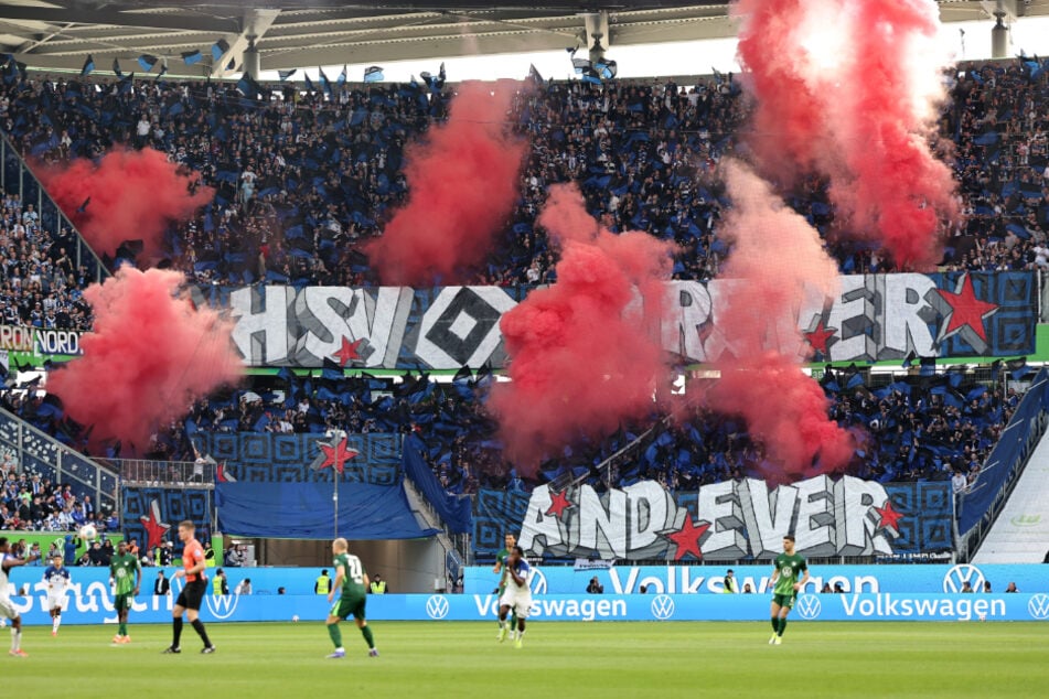 Rund 10.000 Fans begleiteten den HSV zum Auswärtsspiel nach Wolfsburg und brannten auf der Tribüne ein Feuerwerk ab.