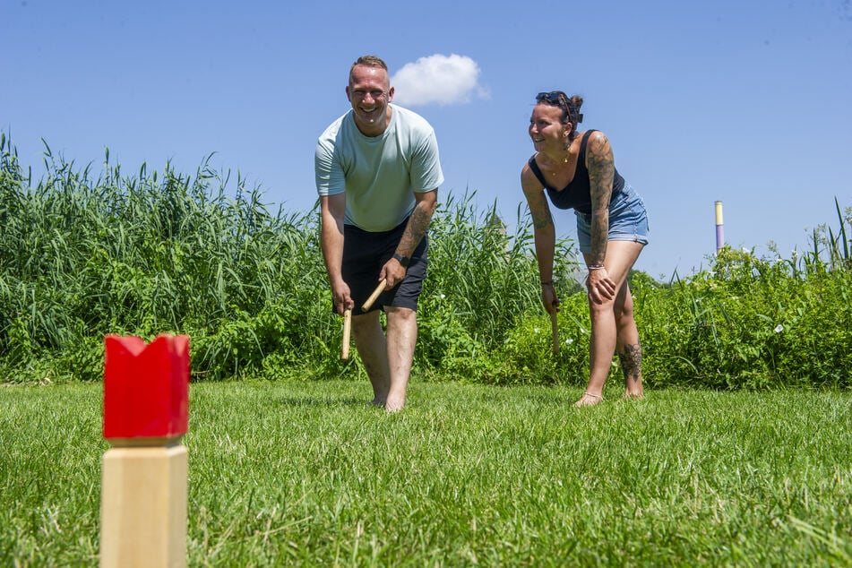 Marcel (43) und Nancy (37) genießen den Nachmittag am Schloßteich lieber ohne Grill – beim Schwedenschach auf der Wiese.