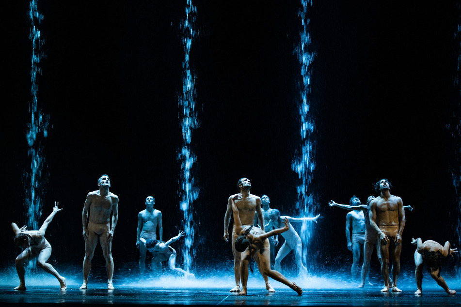 "Le Sacre du Printemps", oder auch "Das Frühlingsopfer", bringt einen überraschenden echten Wasserfall auf die Opernhaus-Bühne.