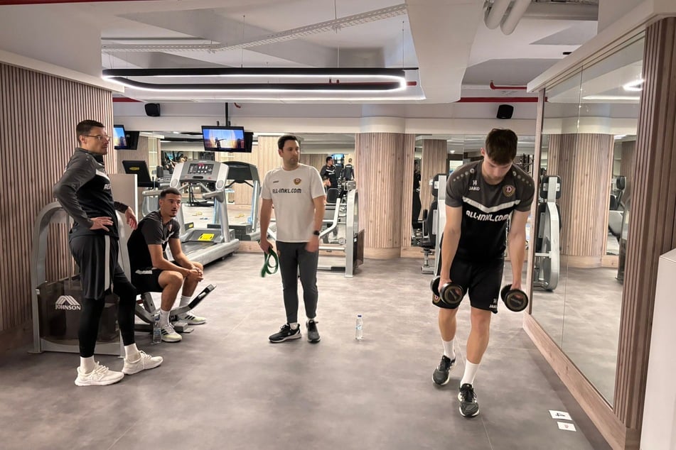 José Portela (in weiß, Leiter Sportwissenschaft bei Dynamo Dresden) hat Philip Heise, Andi Hoti und Paul Lehmann (v.l.) beim Training genau im Blick.