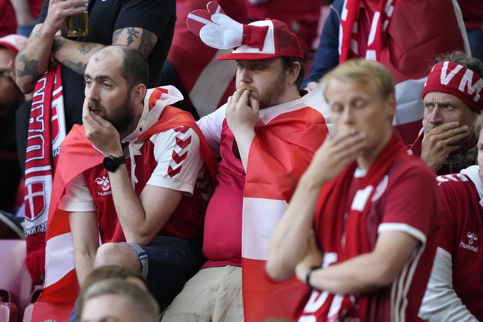 Fans weltweit, hier die dänischen im Stadion, waren geschockt über die Szenen um Christian Eriksen. Doch die Partie wurde fortgesetzt, nachdem er stabilisiert wurde.
