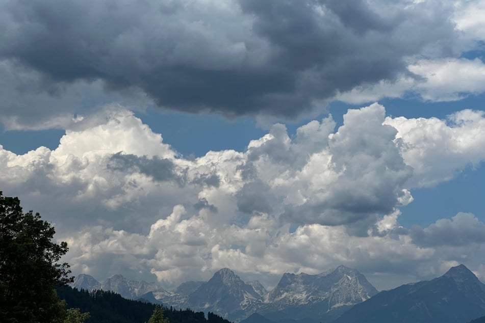 Dunkle Wolken ziehen sich am Himmel zusammen.