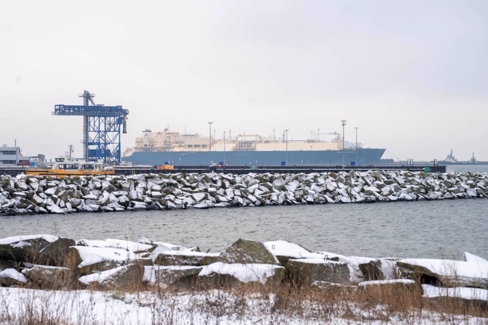 Aufgrund er Eisbedeckung ist der Betrieb im Hafen von Mukran eingeschränkt.