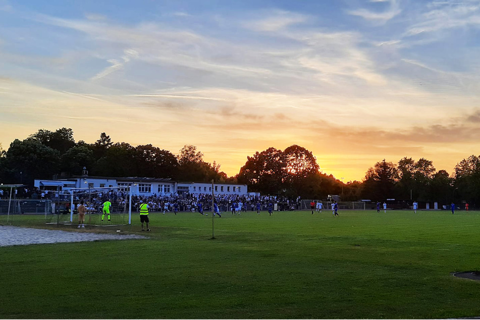 Sonnenuntergang im Preussenstadion in Berlin-Lankwitz am 15. Juni 2022 beim 5:0-Sieg im ersten Aufstiegsentscheidungsspiel der Landesliga-Zweiten zwischen dem BFC und dem SV Stern Britz.