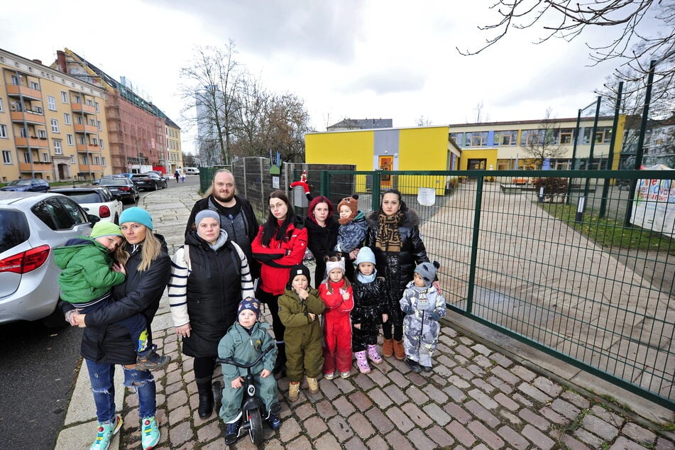 Die betroffenen Eltern und Kinder der Kita "Mittendrin" an der Fritz-Reuter-Straße protestieren.