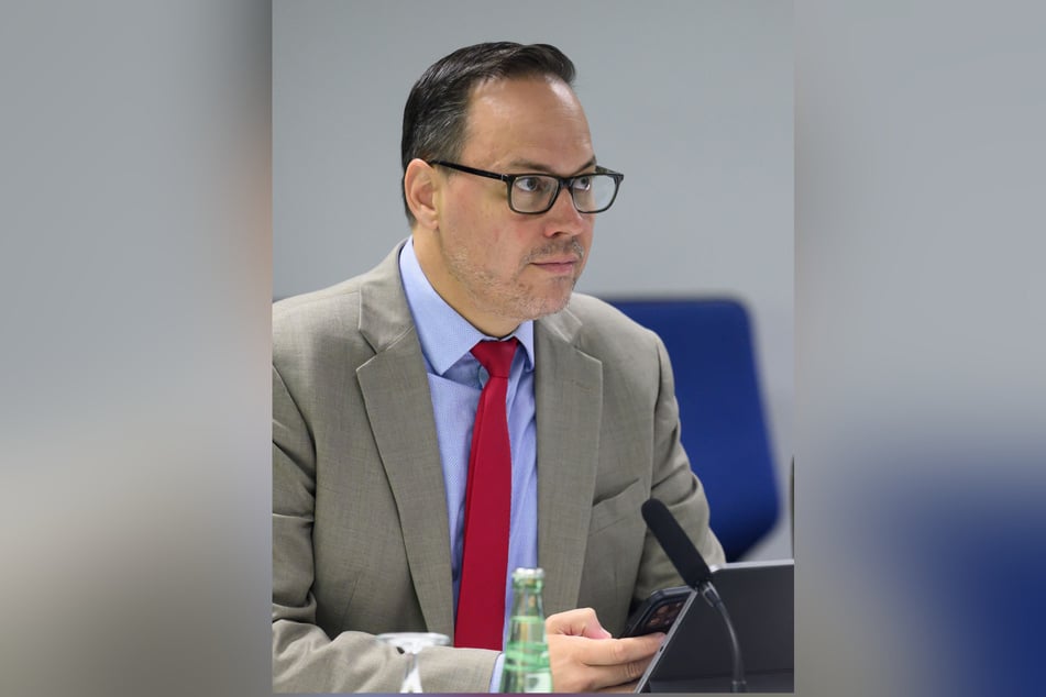 Sachsens Wirtschaftsminister Dirk Panter (51, SPD) appelliert zusammen mit Vertretern der Wirtschaft an die Lufthansa.