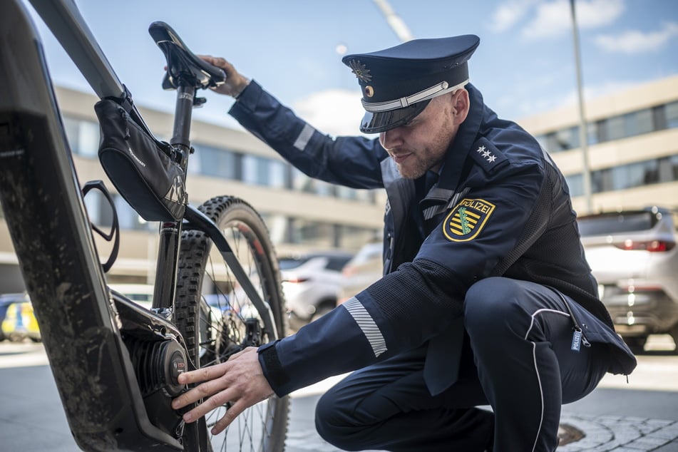 Polizeihauptkommissar Patrick Franke (40) schaut sich ein E-Bike an. Radfahrer im Zwickauer Land und Vogtland müssen mit Kontrollen rechnen.