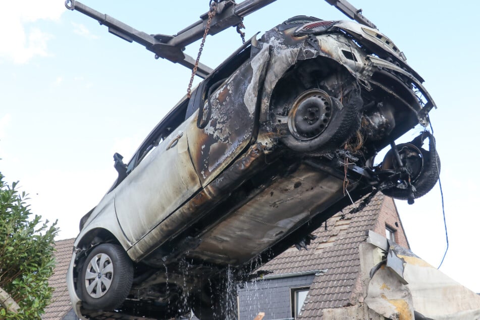 Das ausgebrannte Fahrzeug musste angehoben werden, um den Akku des Autos vollständig löschen zu können.