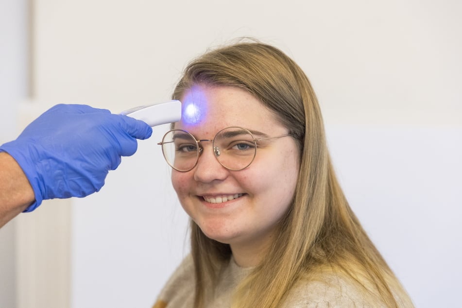 Vor dem Spenden wird die Temperatur von Spenderin Amelie Hertzschuch (20) überprüft.