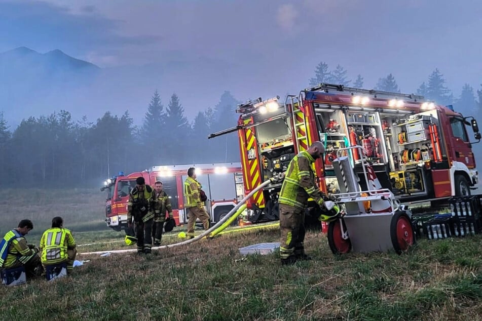 Rund fünfeinhalb Hektar Wald und Moor in Flammen: A8 am Chiemsee voll gesperrt