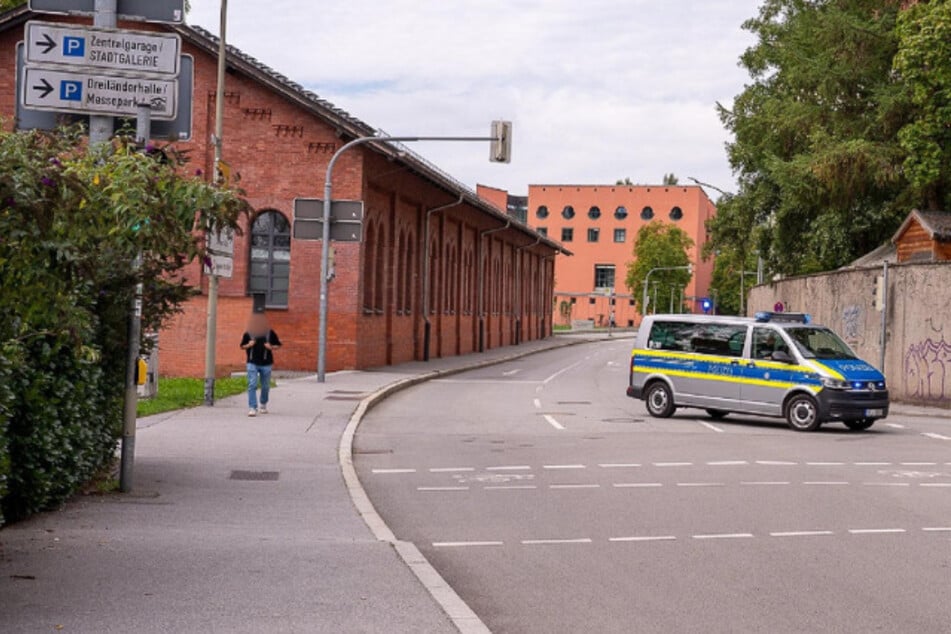 Mann marschiert mit Messer in mehrere Behörden: Security-Mitarbeiter in Krankenhaus